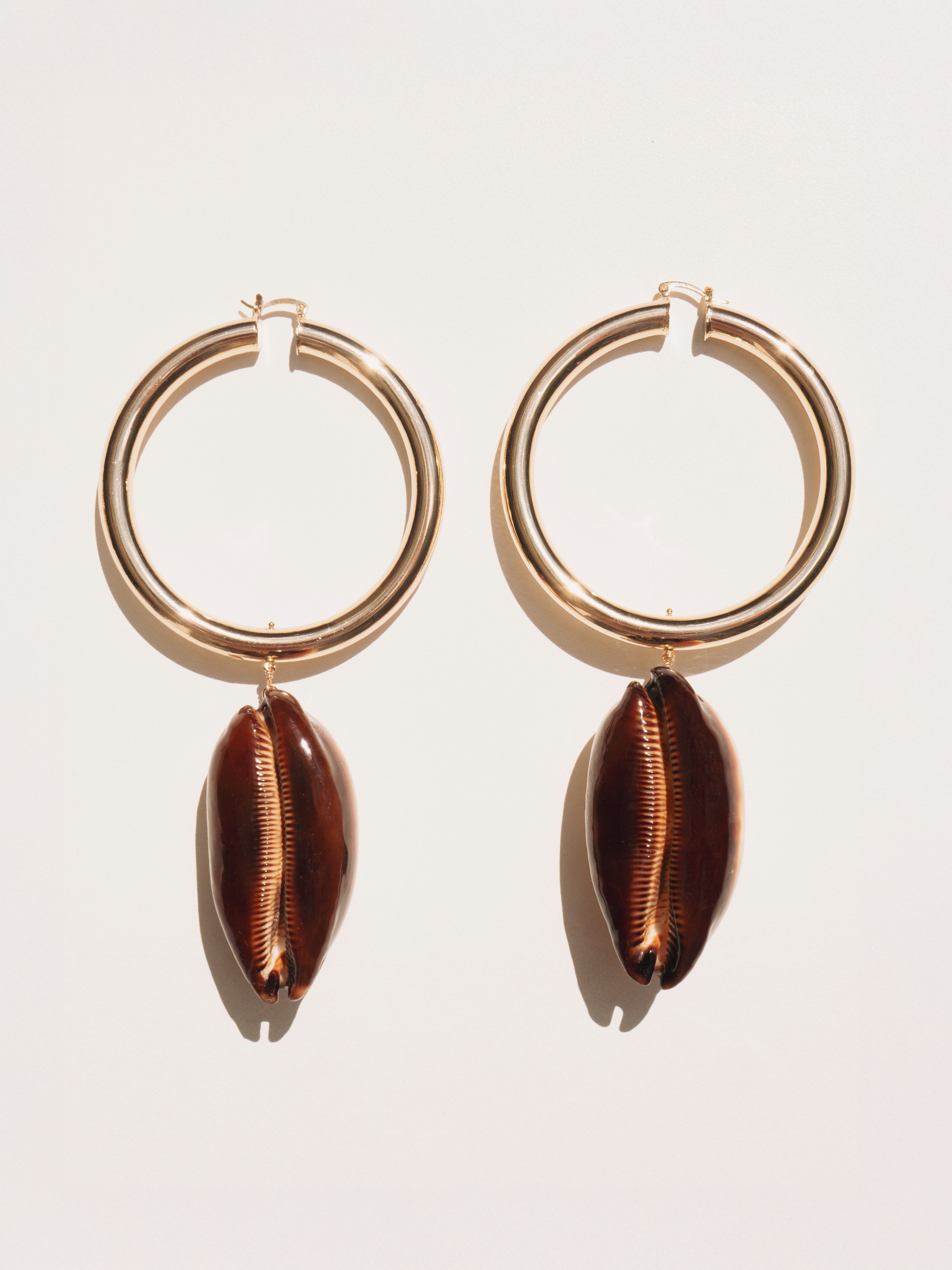 MAXI CAURI OUT EARRINGS